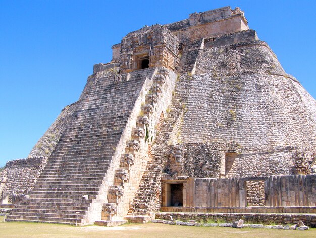 Premium Photo | The temple of kukulcan at the chichen itza ...