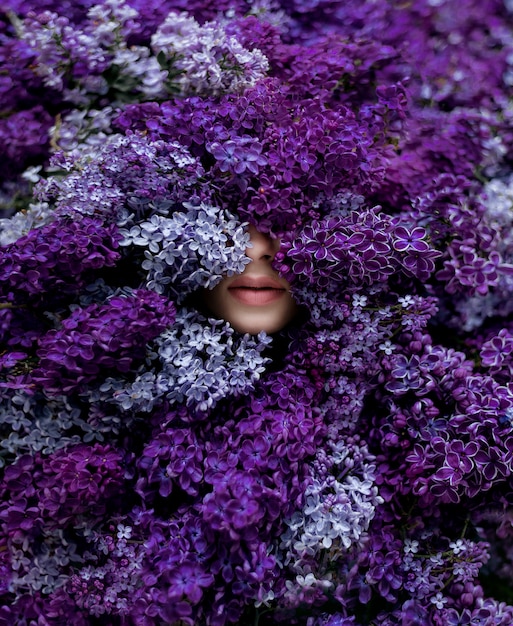 たくさんの紫のライラック 壁紙 春のメロディーに囲まれた白人少女の優しい唇 無料の写真