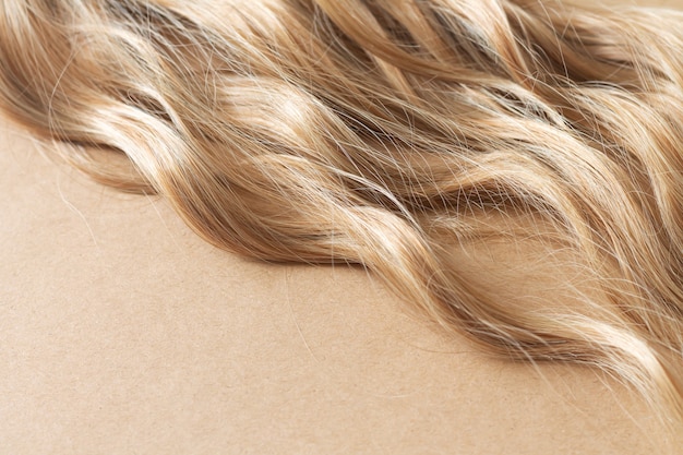 8. Honey blonde wavy hair with layers - wide 2