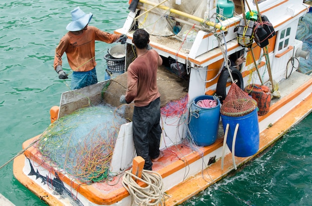 Premium Photo Thai Fishermen Sorting Day Capture At Ko Lan Port And Fishing Village