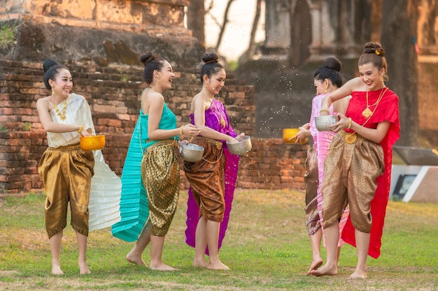 タイの女の子とラオスの女の子が祭りの間に水を跳ねるソンクラーンの祭典 プレミアム写真