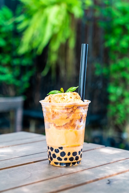 Thai milk tea  with bubbles Premium Photo