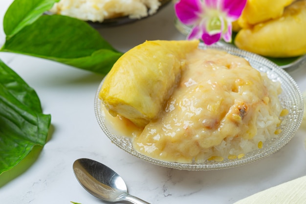 Free Photo | Thai sweet sticky rice with durian in a dessert.