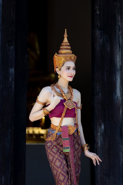 Thai Woman In Traditional Thai Costume Photo Premium