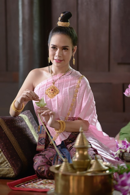 Premium Photo Thai Women In Thai Traditional Dress Are Decorating Flowers