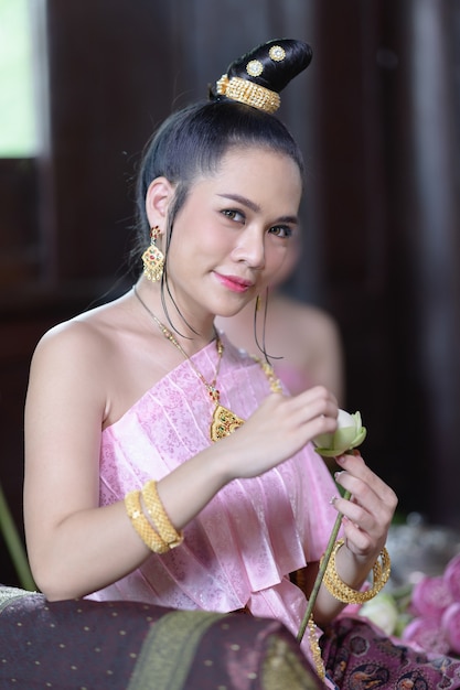 Premium Photo Thai Women In Thai Traditional Dress Are Decorating Flowers