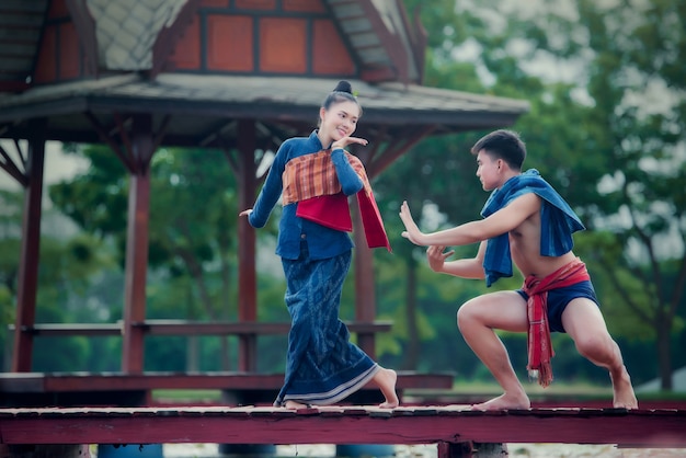 タイの民族衣装の女性と男性のダンス衣装 タイダンス 無料の写真