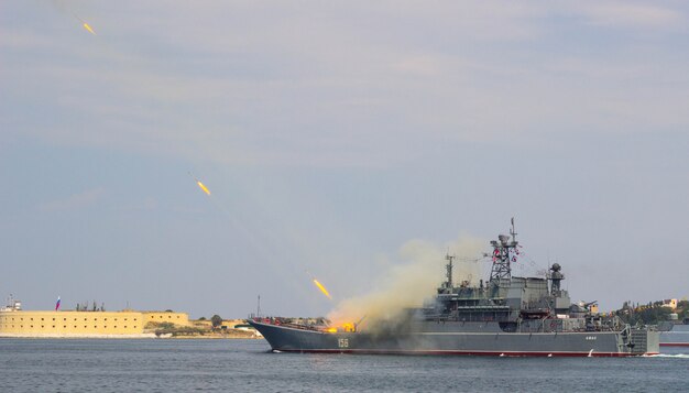 ロシアの黒海艦隊が海軍の日にパレード ロシア海軍 セバストポリの海軍船 プレミアム写真