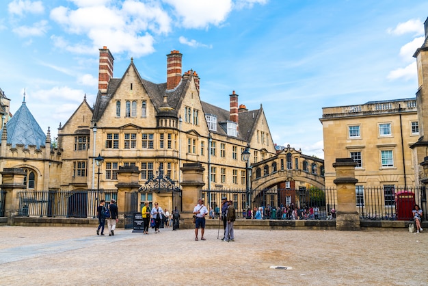 イギリスのオックスフォードにあるハートフォード大学の2つの建物をつなぐため息橋 プレミアム写真