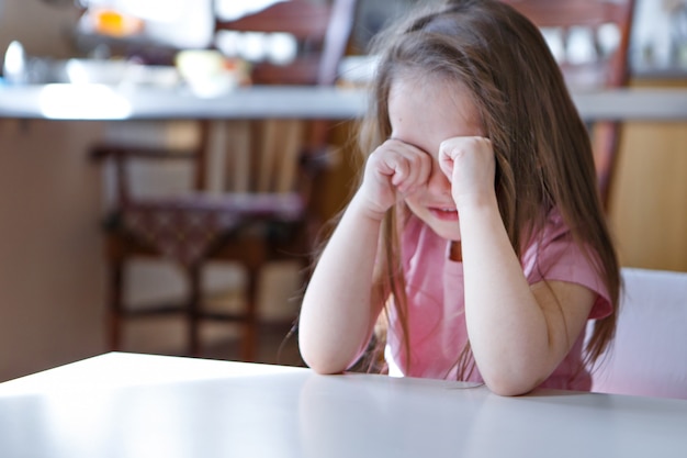 子供は退屈で悲しい顔です 女の子は泣いています 子供の頃 子供の日 幼稚園のcopyspace 機嫌が悪い 自宅軟禁 不従順 子育て 動揺 感情の概念 プレミアム写真