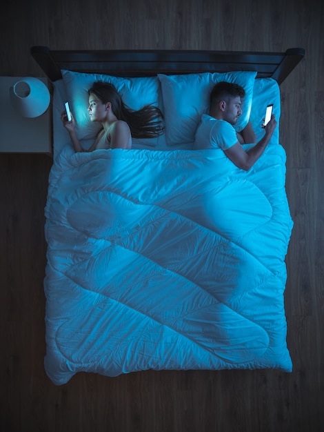 Две пары на одной кровати