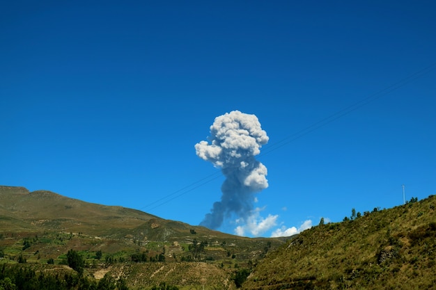 ペルー アレキパ近くの高地からのサバンカヤ火山ビューの噴火 プレミアム写真