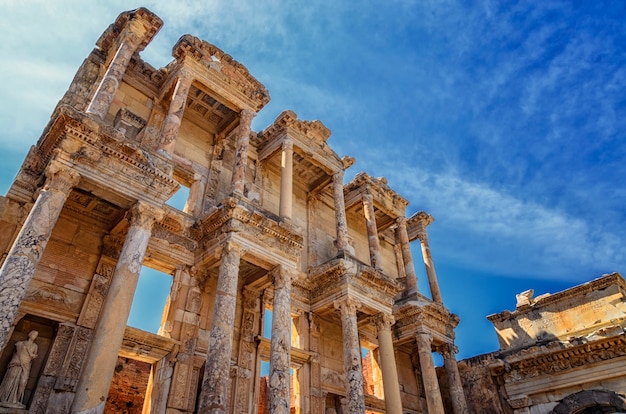 エフェソスのケルスス図書館の正面と中庭は 古代ギリシャとローマの構造です 考古学者によって古い石から再建され トルコのイズミル市の近くにあります プレミアム写真