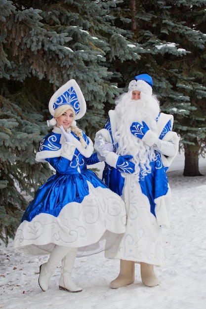 ロシアのサンタクロースの孫娘はスネグーラチカです ロシアで新年を祝う プレミアム写真