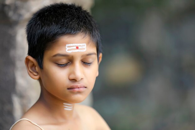 瞑想をしているインドの僧侶の子供 プレミアム写真