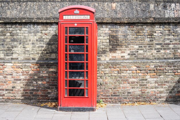 公衆電話用の電話キオスクである赤い電話ボックスは イギリス マルタ バミューダ ジブラルタルの通りでよく知られた光景です プレミアム写真