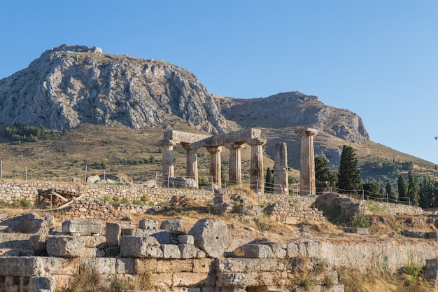 ギリシャ ペロポネソス半島のコリントス遺跡にあるアポロ神殿の遺跡 プレミアム写真