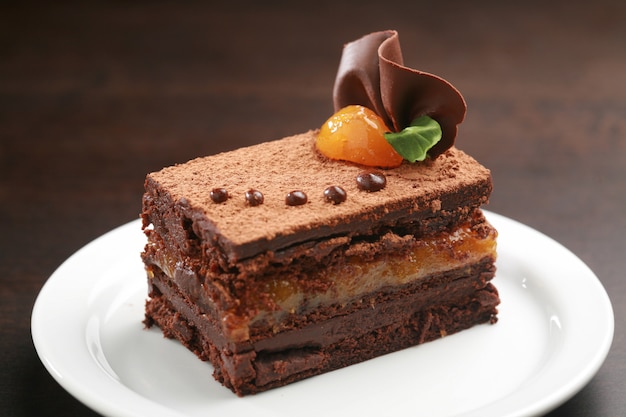ドイツのザッハトルテのザッハーケーキは 典型的なオーストリアのチョコレートケーキで アプリコットジャムの薄い層で区切られたチョコレートスポンジケーキとバターの2つの厚いプレートで構成されています プレミアム写真