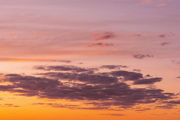 オレンジとピンクの明るい汚れと夕焼けの空 プレミアム写真