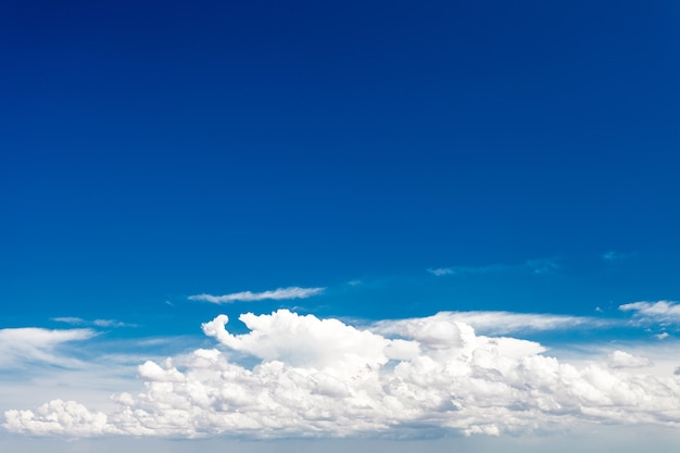 晴れた日は空が青く 白い雲が降ります プレミアム写真