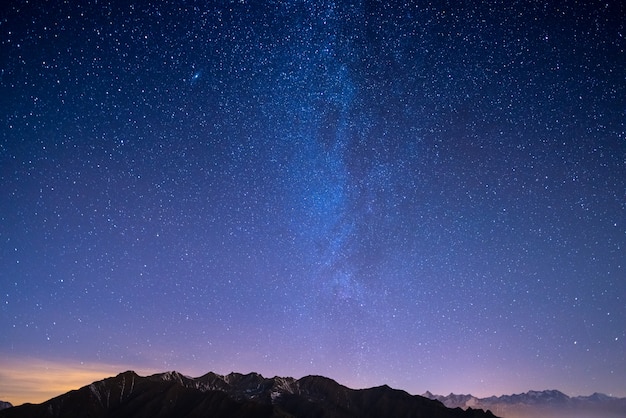 クリスマスの時期の星空とイタリアのフランスアルプスの雄大な高山地帯 プレミアム写真