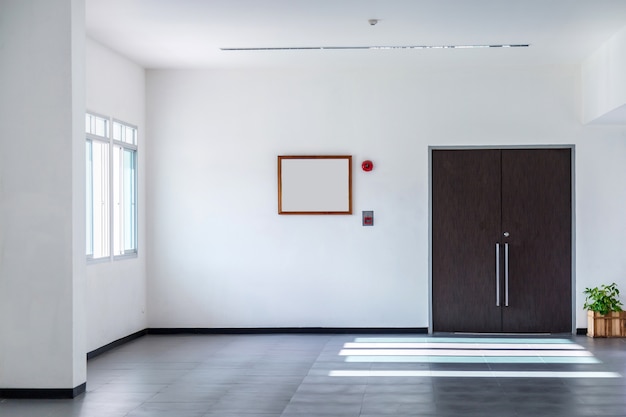 Белая мебель и коричневые двери в интерьере