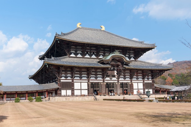 世界最大の木造建築物 奈良にある東大寺で 観光客が歩いています この建物は高さ49メートルで 大仏殿として有名です プレミアム写真