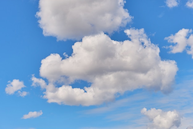 夏の晴天の厚い雲 プレミアム写真