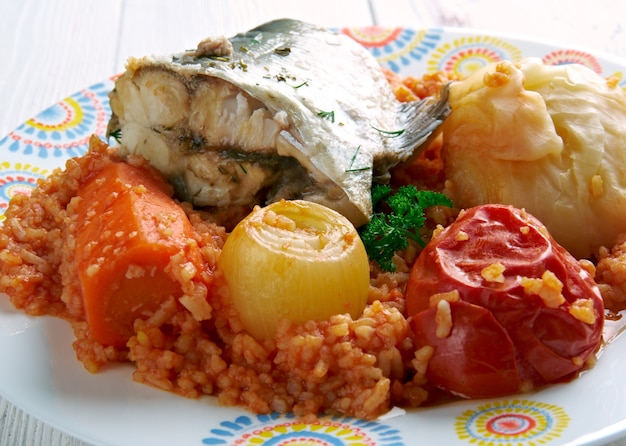 チェブジェン-セネガルの伝統的な料理。魚、米、トマトソースで作られ 