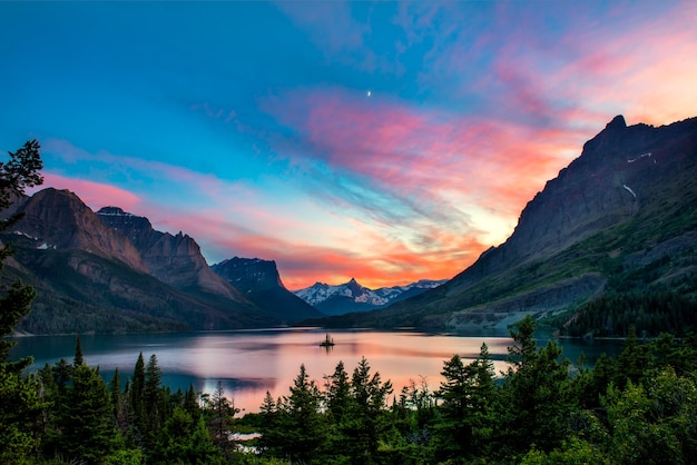 Beautiful Landscape Of Emerald Lake, Breathtaking Landscape Photos