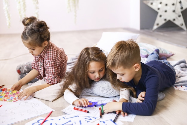 three-focused-children-are-playing-floor-drawing-coloring-books_8353-10845.jpg (626×417)