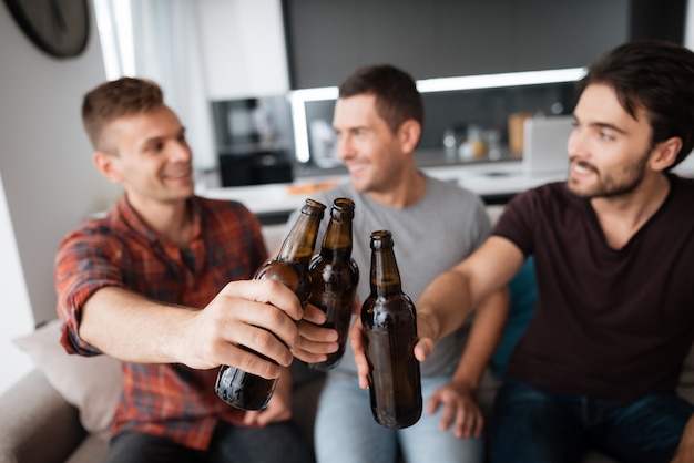 A whole new game - Troisième épreuve Three-men-drink-beer-guys-hold-dark-bottles_85574-460