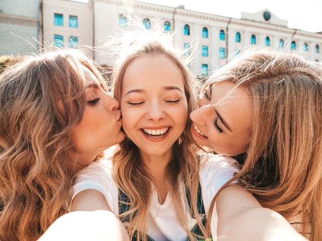 Three Lesbians Kissing Telegraph 