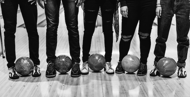 Tempo con gli amici in una pista da bowling | Foto Gratis