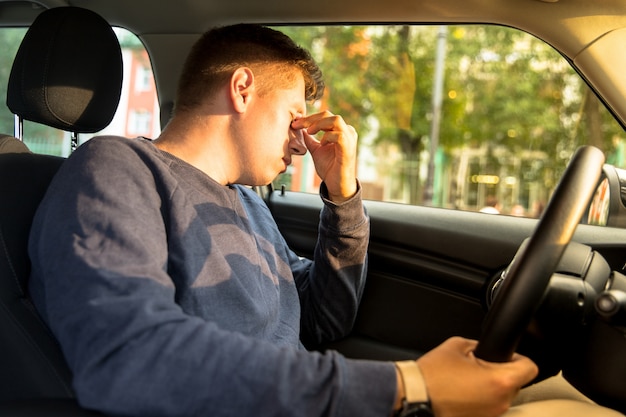 運転後の頭痛を持つ疲れた男 疲労 眠気 過労運転者 プレミアム写真