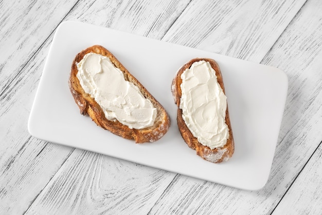 Premium Photo Toasts with cream cheese on the serving plate
