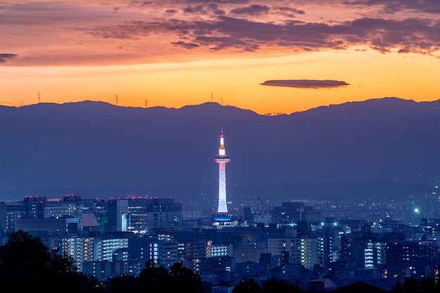 東京タワーと日没時間の京都市 プレミアム写真