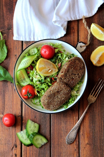 Foto Gratis Cotoletta Di Manzo Con Insalata Di Verdure Fresche In Ciotola Di Metallo