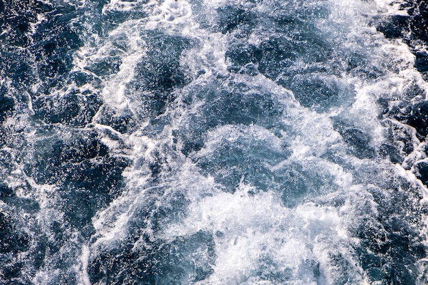 海の水面の空撮 自然な背景として白い泡波テクスチャ プレミアム写真