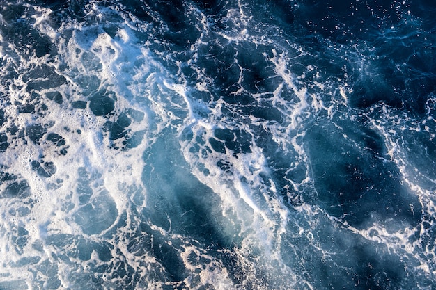 海の水面の空撮 自然な背景として白い泡波テクスチャ プレミアム写真