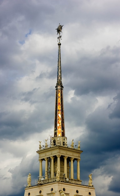 La Cima Della Torre Eiffel Con Il Cielo Foto Gratis