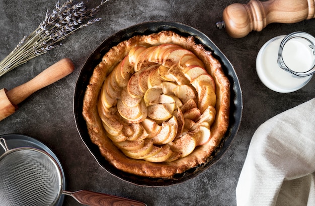 Free Photo | Top view apple pie in tray