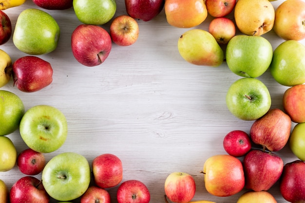 トップビューリンゴと梨白い木製の真ん中にコピースペースを持つ新鮮な果物 無料の写真
