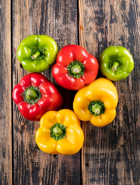 Free Photo | Top view bell pepper pepper on brown wooden vertical