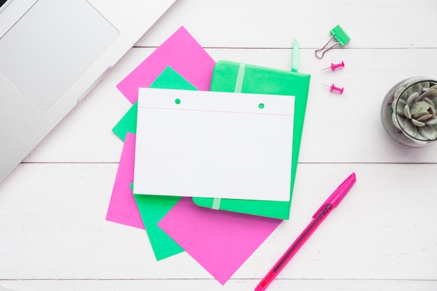 Top view blank memo card on desk Free Photo
