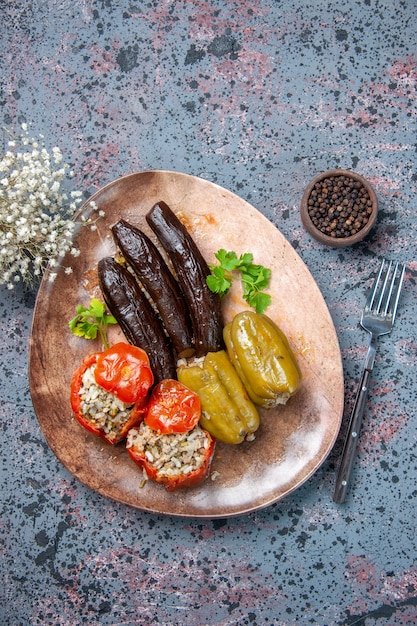 Free Photo | Top view eggplant dolma with cooked tomatoes and bell ...