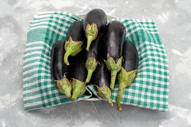 白い背景の上の新鮮な生ナスのトップビュー食品食事料理野菜料理 無料の写真