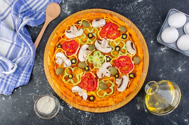 Free Photo | Top view mushroom pizza with tomatoes olives mushrooms ...