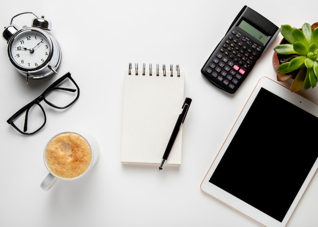 Top view notepad near tablet Free Photo
