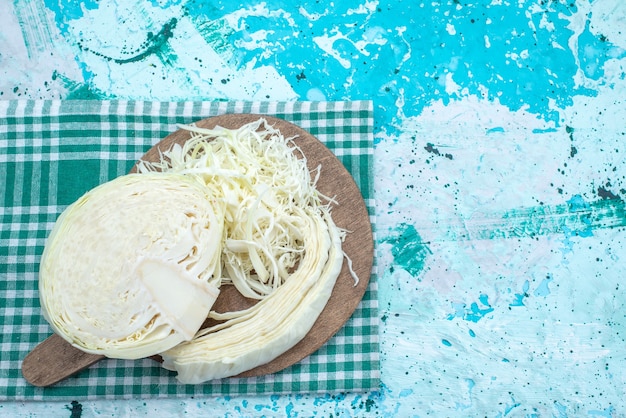 新鮮なスライスしたキャベツを真っ青な床につなぎ合わせて半分全体を上から見た図野菜料理スナックヘルシーサラダ 無料の写真